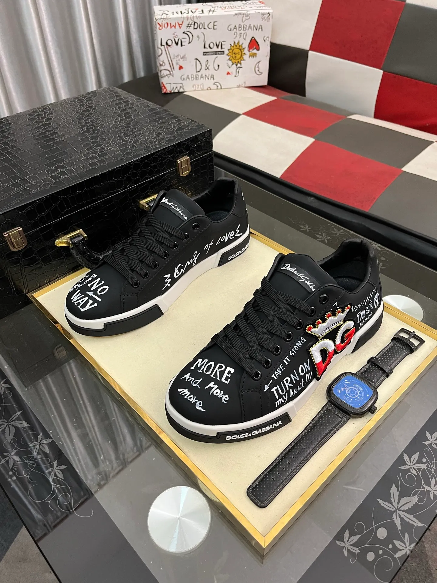 Men's shoes 💰480⌚️⌚️DG's latest popular casual shoes 🔥🔥, the tongue has the brand's iconic details, and the combination of silk cowhide and cow suede enhances the style. Fashionable and versatile, it can complement any look. Create an exquisite design with unique dynamic vitality and modern atmosphere, showing modern elegance. Size: 38-46
